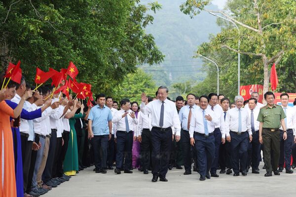 Party leader attends All People's Security Safeguard Festival in Tuyen Quang