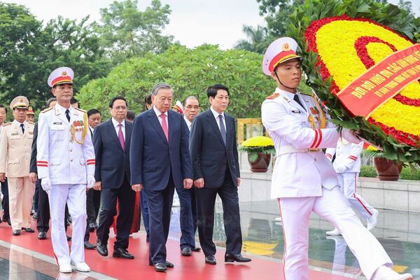 Party, State leaders pay tribute to President Ho Chi Minh