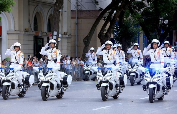 Spectacular motorbike stunts, brass band highlight ‘Peaceful Day’ in Hanoi