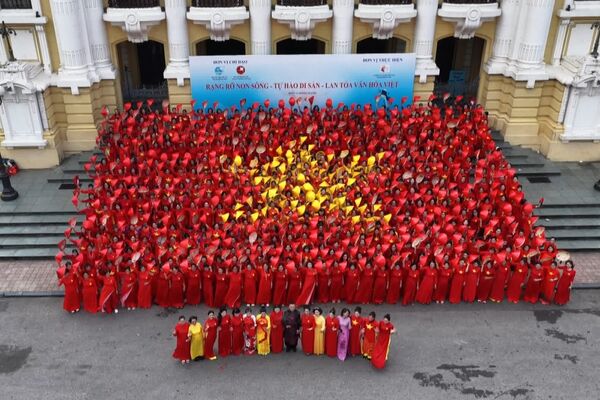 Six hundred ao dai flow together in national flag spectacle