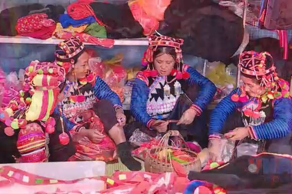 Ethnic groups in Dien Bien preserve the soul of brocade weaving