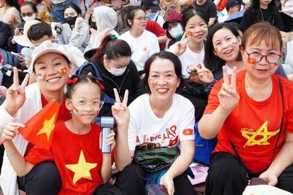 Hanoi streets packed ahead of first full National Day parade rehearsal