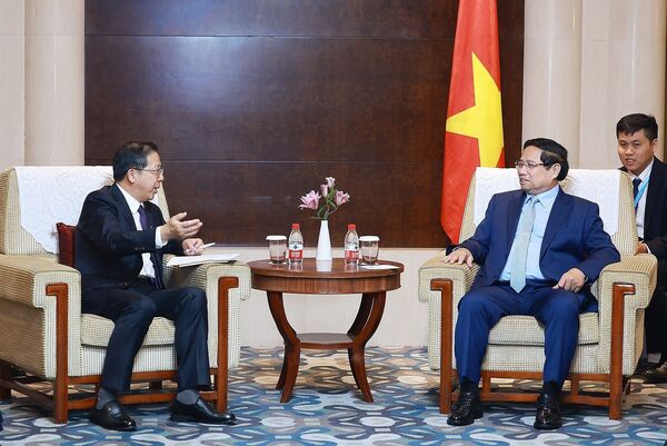 Vietnamese PM Pham Minh Chinh works with leaders of leading Chinese groups in Tianjin