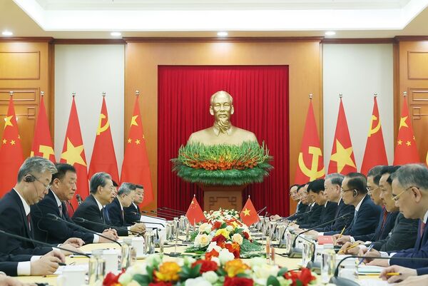 Vietnamese Party chief hosts reception for visiting top Chinese legislator