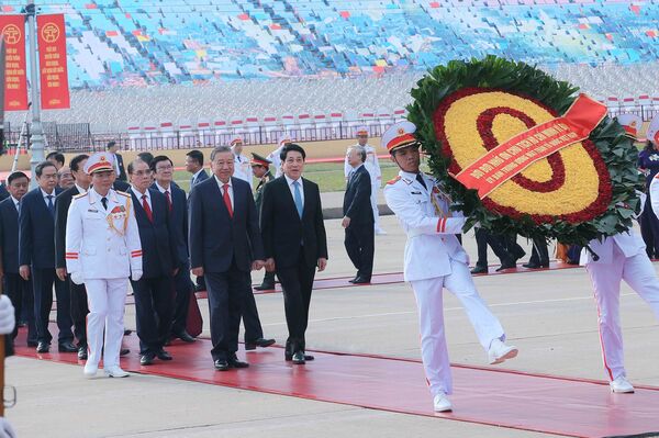Party, State leaders pay tribute to President Ho Chi Minh