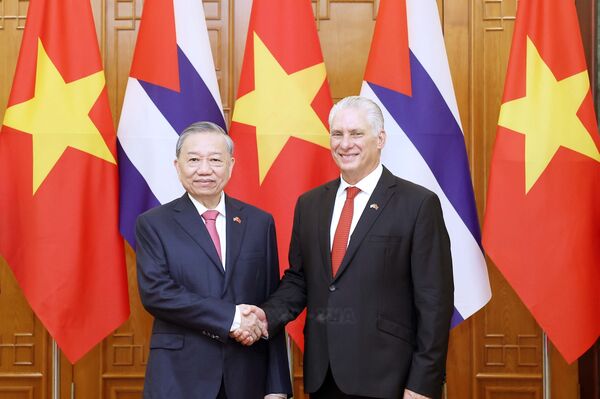 Top leaders of Vietnam and Cuba hold talks in Hanoi