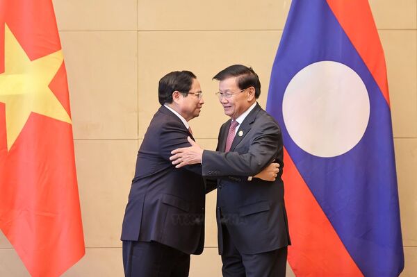 PM meets with top Lao leader on SCO Summit sidelines