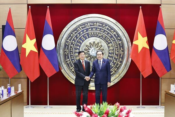 Top legislator receives leaders of Laos, Cuba