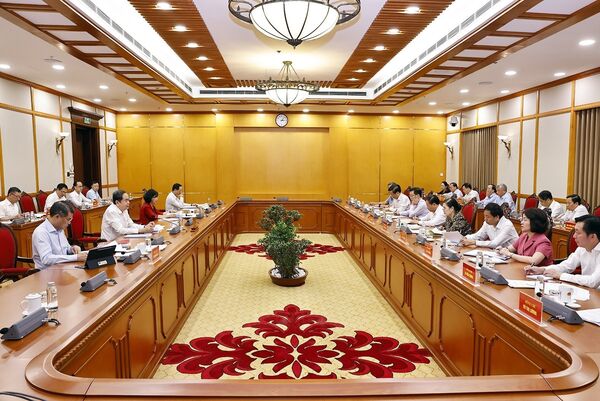 Politburo reviews plans for Lai Chau, Ha Tinh, Can Tho Party Congresses
