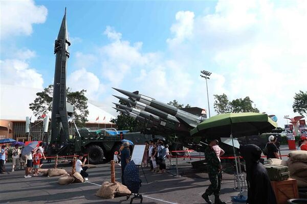 Crowds admire Vietnam’s modern military technology at Hanoi expo