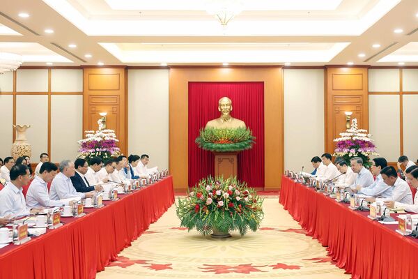 Politburo works with Standing Board of Government’s Party Committee
