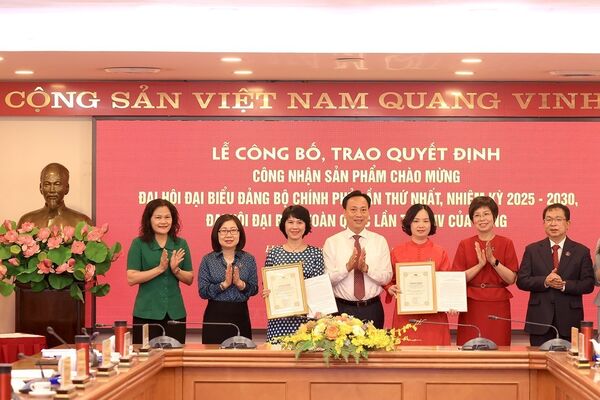 VNA photo book marks first Government Party Congress