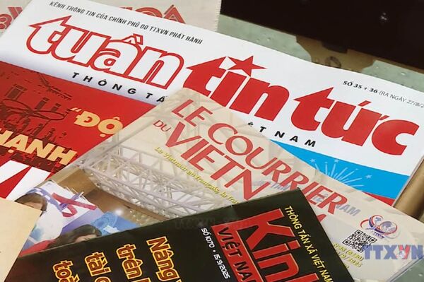 A journey of news and culture: VNA publications on Hanoi train