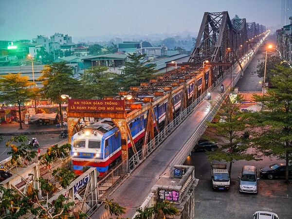 Long Bien Bridge renovation sparks debate on heritage and modern use