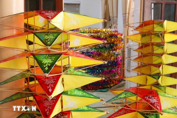 Efforts to preserve the traditional craft of star lantern making