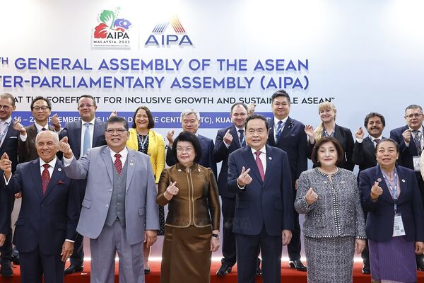 Top Vietnamese legislator attends opening session of AIPA-46