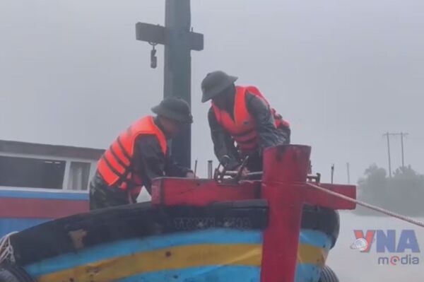 Typhoon Bualoi batters central Vietnam with powerful winds and heavy rain