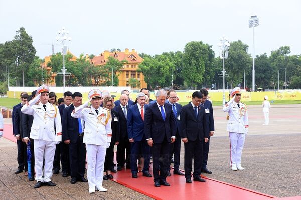 Russian State Duma Chairman pays tribute to President Ho Chi Minh