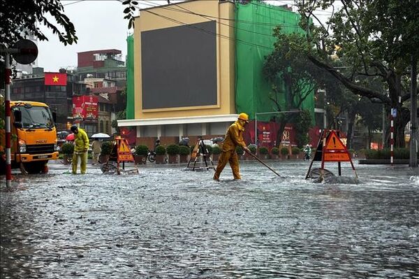 Heavy rain floods multiple streets in Hanoi