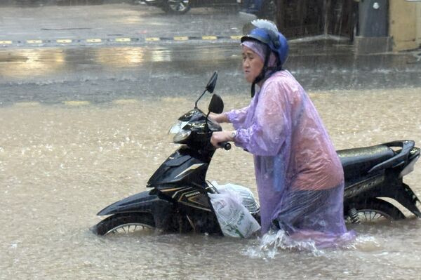 Heavy rain hits Hanoi, flooding risk remains high