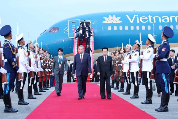 Party leader sets foot in Pyongyang for state visit to DPRK