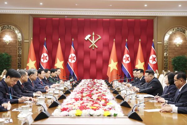 Vietnamese Party General Secretary holds talks with DPRK leader in Pyongyang