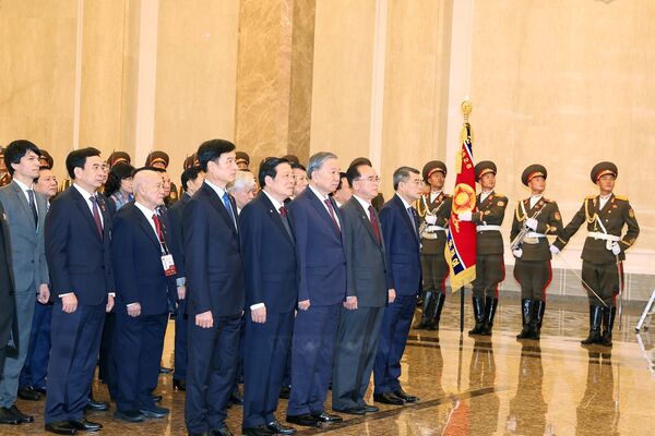 Vietnamese Party leader pays floral tributes to DPRK leaders