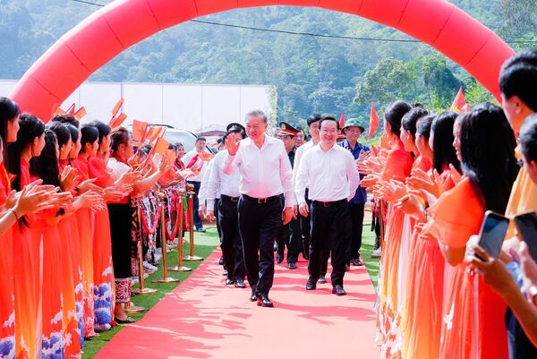 Party leader attends ground-breaking ceremony of boarding school in Nghe An province
