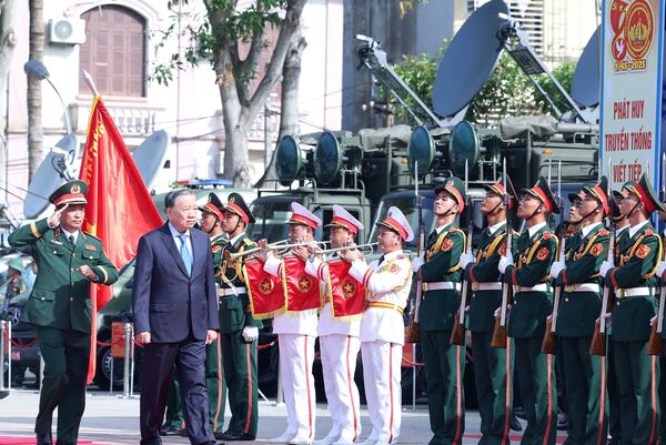 Party chief attends ceremony marking 80th traditional day of Military Region 4’s armed forces