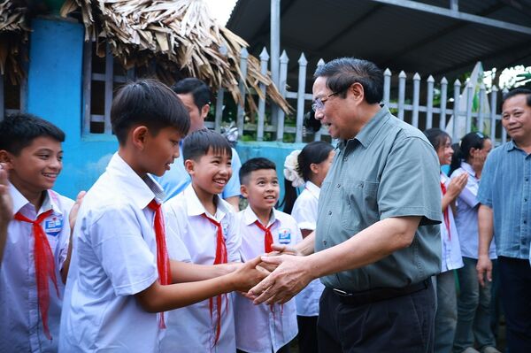 PM attends school groundbreaking, inspects reforms in Thanh Hoa