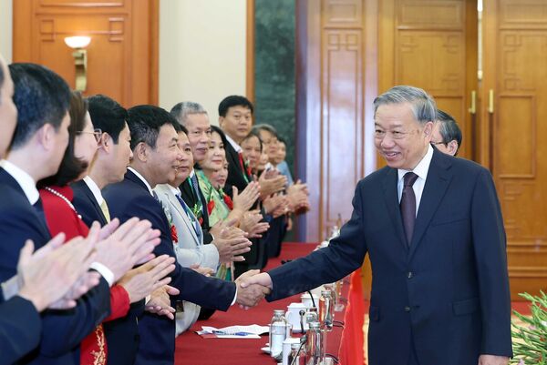 Party leader meets outstanding farmers, agricultural scientists