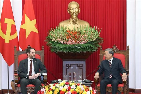 Party Chief To Lam receives British Ambassador to Vietnam