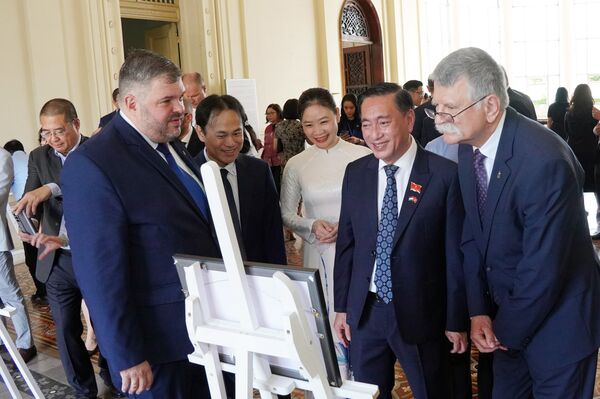 Top Hungarian legislator attends photo exhibition on HCM City