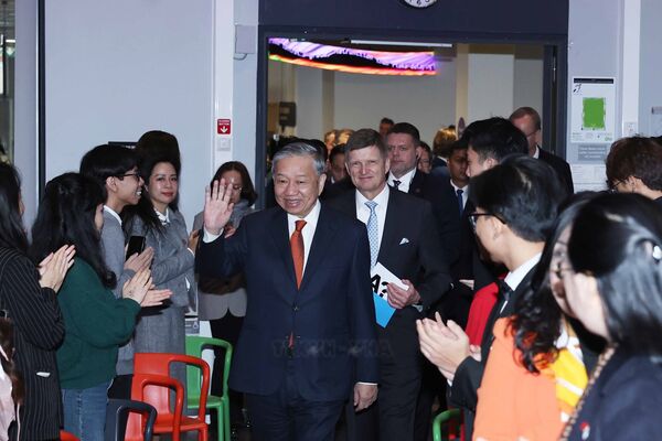 Party chief visits Aalto University, meets Vietnamese students in Finland
