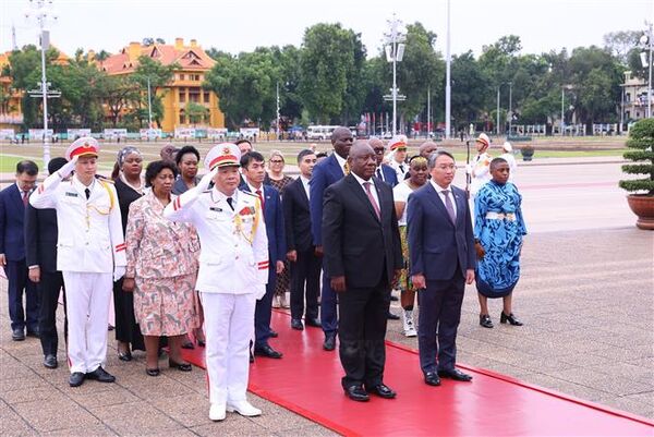 South African President pays tribute to President Ho Chi Minh