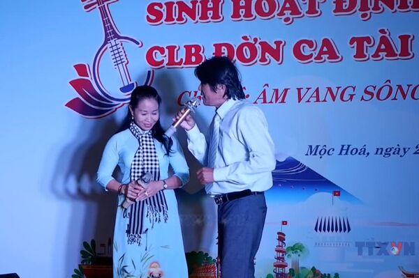 “Don ca tai tu” echoes on Vam Co River