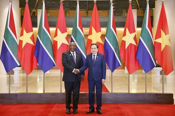 Top legislator meets with South African President