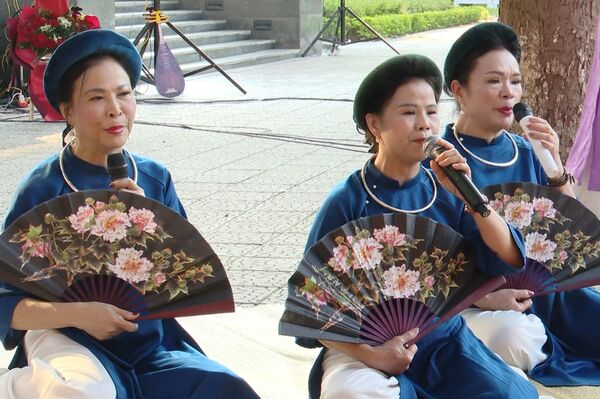 Young people enthralled by performances of UNESCO-recognised heritages