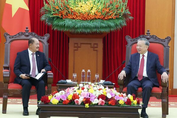 Party leader receives Lao People’s Revolutionary Party delegation