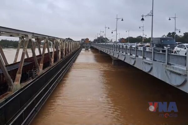 Hue city deploys 19 train carriages to secure bridge amid record flooding