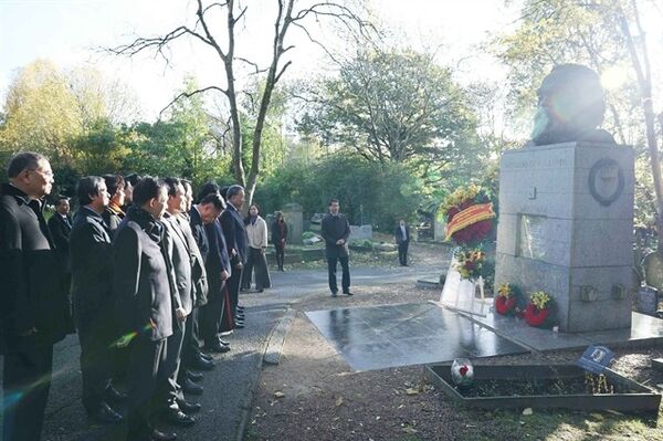 Party leader pays tribute to proletariat leader Karl Marx in London