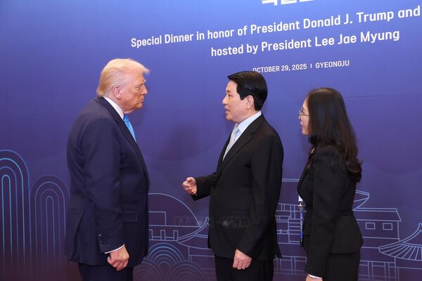 State President meets with US President, world leaders in RoK