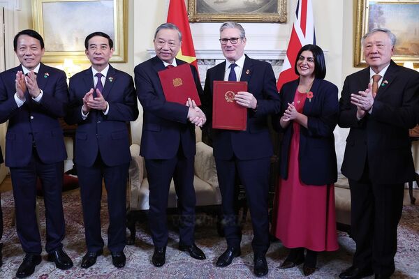 UK PM welcomes, holds talks with Vietnamese Party General Secretary