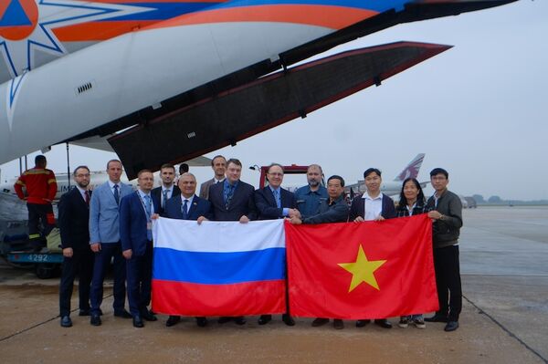 Russian aircraft delivers emergency relief goods to Hue
