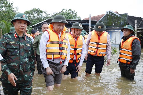 Party chief visits flood-hit Hue city