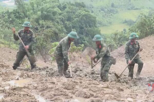 Soldiers work hard to restore access to isolated hamlets in Quang Ngai