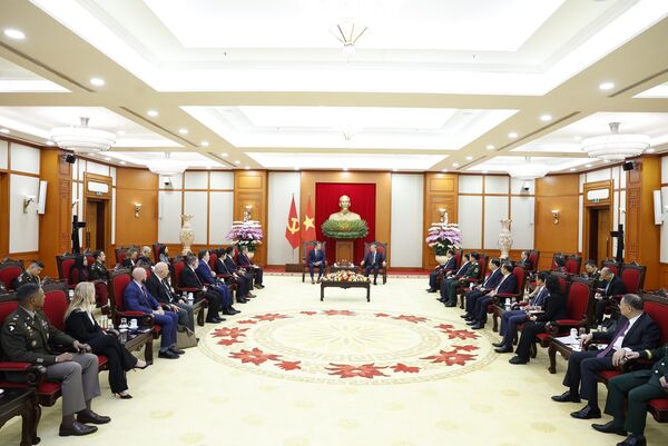 Party chief receives US Secretary of War