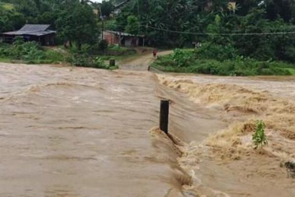 Soldiers help evacuate residents from deeply flooded areas in Hue