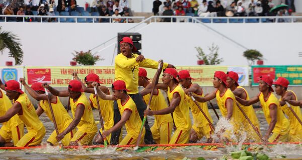 Khmer boat racing festival draws crowds