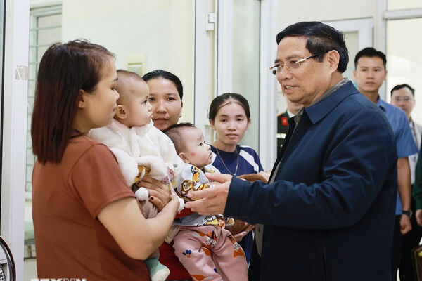 <b>PM visits residents, armed forces in Thanh Hoa's bordercommune</b>